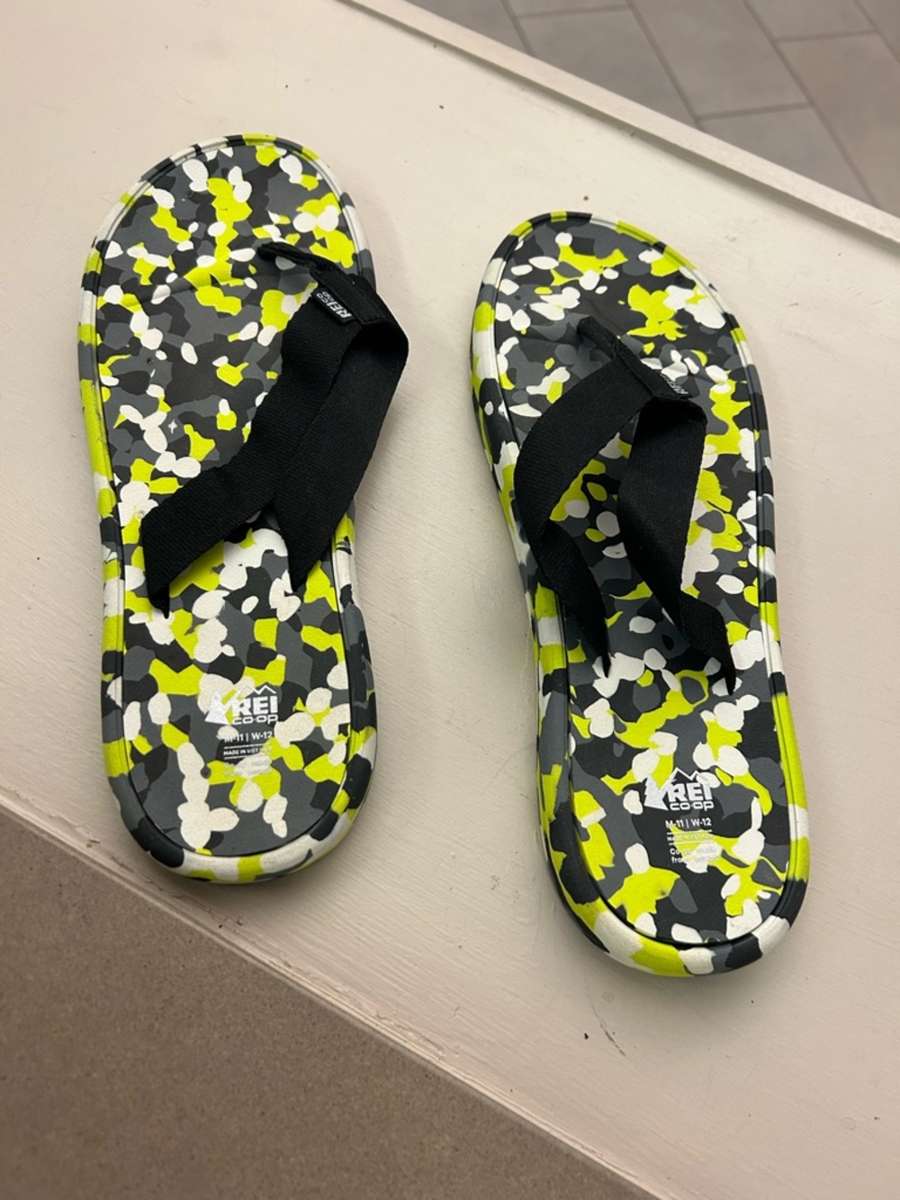 REI unisex Neon Camo Flip Flops - Black, Neon Yellow & White m-11 w-12